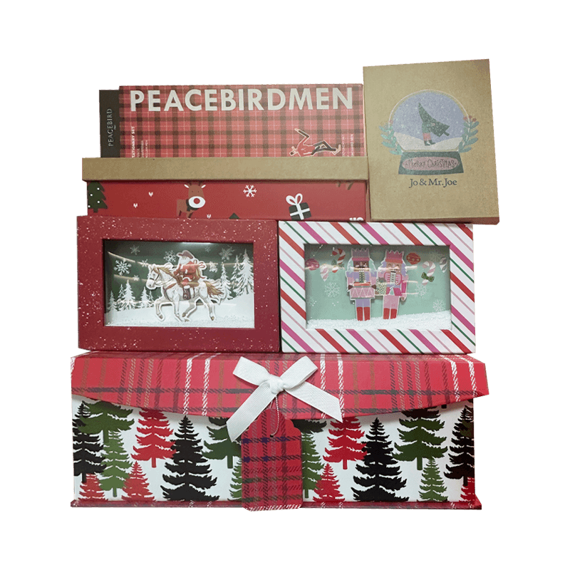Geschenkboxen mit weihnachtlicher Verpackung
